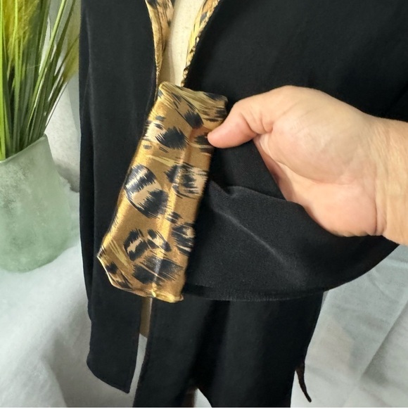 Chico’s Travelers Black Silky Cardigan W/Animal Print Lining Size 1 US S/M - Picture 4 of 10